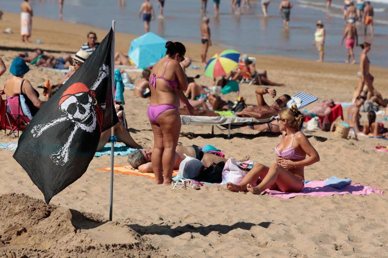 El buen tiempo ha sido el protagonista este sábado y ha invitado a numerosas personas a disfrutar de la playa.