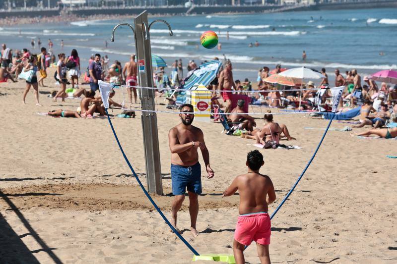 El buen tiempo ha sido el protagonista este sábado y ha invitado a numerosas personas a disfrutar de la playa.