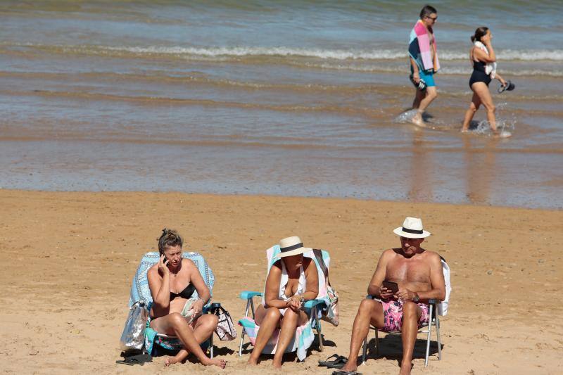 El buen tiempo ha sido el protagonista este sábado y ha invitado a numerosas personas a disfrutar de la playa.