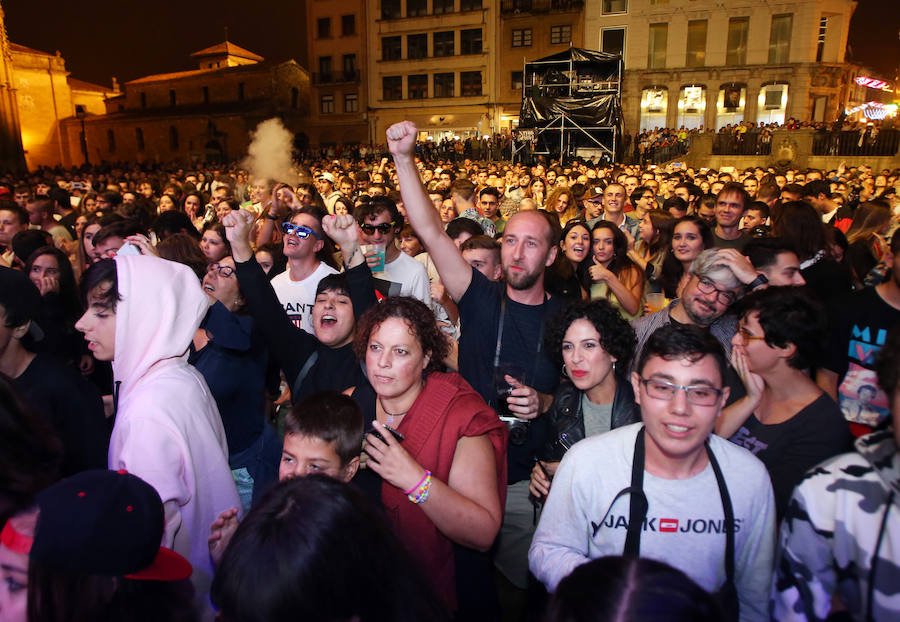 El cantante asturiano llenó la plaza de la Catedral en la presentación de 'Violética' y los clásicos de los setenta fueron los protagonistas en El Bombé.