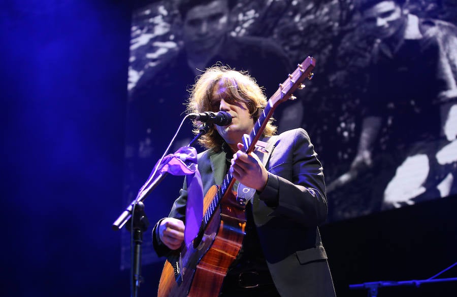 El cantante asturiano llenó la plaza de la Catedral en la presentación de 'Violética' y los clásicos de los setenta fueron los protagonistas en El Bombé.