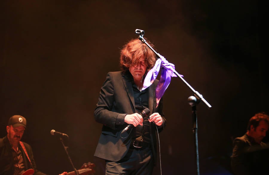 El cantante asturiano llenó la plaza de la Catedral en la presentación de 'Violética' y los clásicos de los setenta fueron los protagonistas en El Bombé.