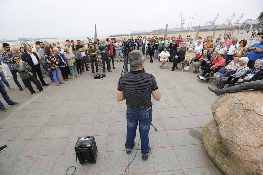 El acto, que recuerda a todos aquellos que huyeron del conflicto desde El Musel, tuvo lugar en la playa del Arbeyal.