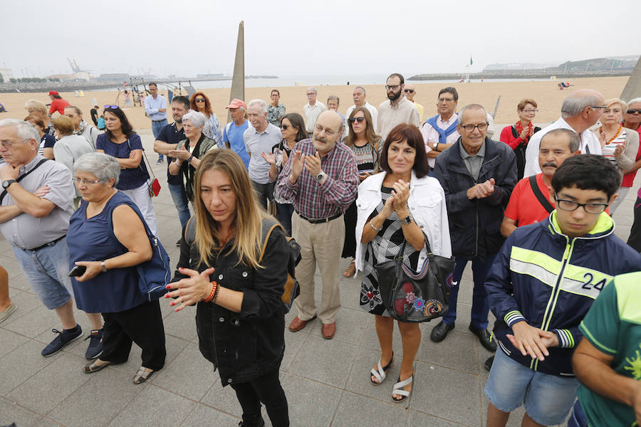 El acto, que recuerda a todos aquellos que huyeron del conflicto desde El Musel, tuvo lugar en la playa del Arbeyal.