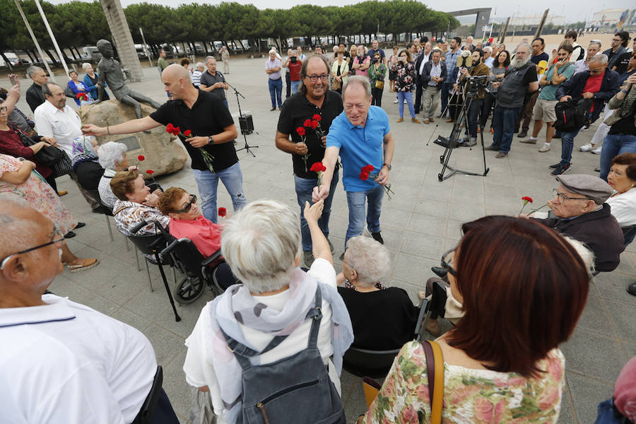 El acto, que recuerda a todos aquellos que huyeron del conflicto desde El Musel, tuvo lugar en la playa del Arbeyal.