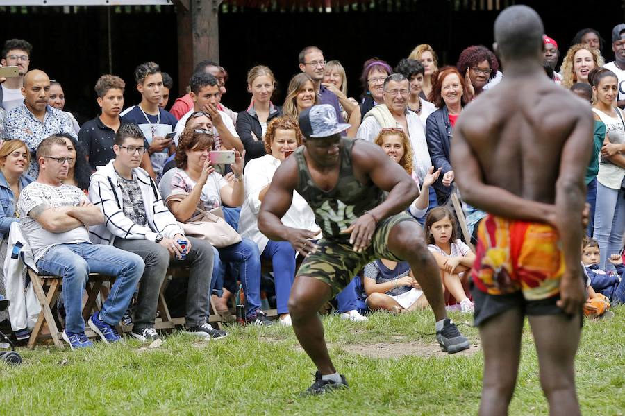 La XI Fiesta Intercultural llenó el espacio de danzas, degustaciones y moda.