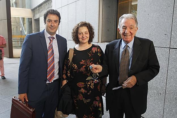 José René Alperi, Sara Álvarez y Fernando Burgos, los tres abogados que ha tenido Natalio Grueso en el último mes, juntos el pasado jueves en la Audiencia Provincial de Asturias. 