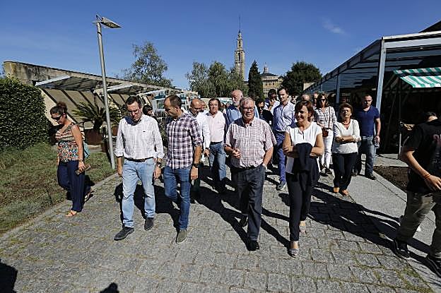 Comitiva oficial que visitó ayer el nuevo bioma y el laberinto con Moriyón al frente. 