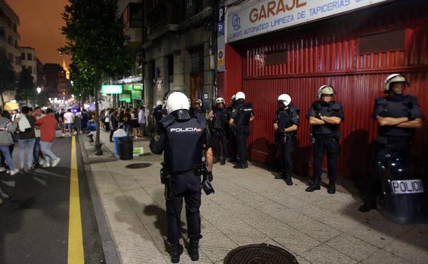 Los concentrados contra el «ultraje» a la bandera se reunieron en la calle El Rosal bajo vigilancia policial.