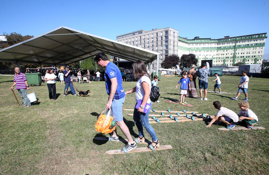 El parque del Truébano acoge las actuaciones de Anabel Santiago y Los Berrones, exhibiciones de bolos y talleres de escanciado de sidra