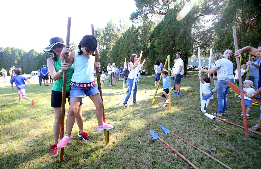 El parque del Truébano acoge las actuaciones de Anabel Santiago y Los Berrones, exhibiciones de bolos y talleres de escanciado de sidra