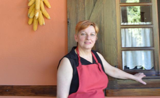 Isabel Álvarez, en la terraza de su mesón, Casa Eiroa. 