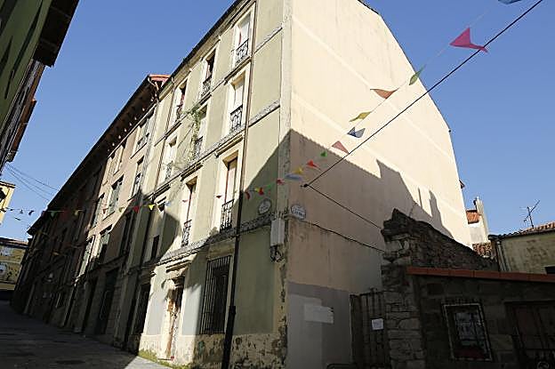Un antigua casa okupa de la calle Francisco Rodríguez Álvarez, número 4, en un edificio colindante con el Callejón de las Fieras, en Cimavilla abrirá con 15 habitaciones, 14 dobles y una individual. El promotor es Mireya de los Ángeles Carmilana Quisilama. 