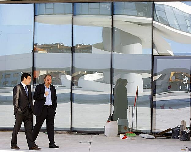 José Luis Rebollo y Natalio Grueso, en 2011, año de la inauguración del Centro Niemeyer. 