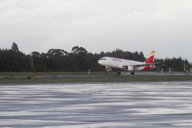 Una aeronave de Iberia toma tierra en el aeropuerto asturiano, en una imagen de archivo. 