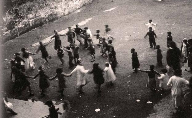 Niños del orfanato de Ezcurdia jugando.