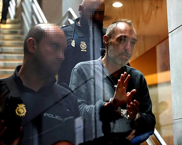 Natalio Grueso ha llegado esposado a la Audiencia