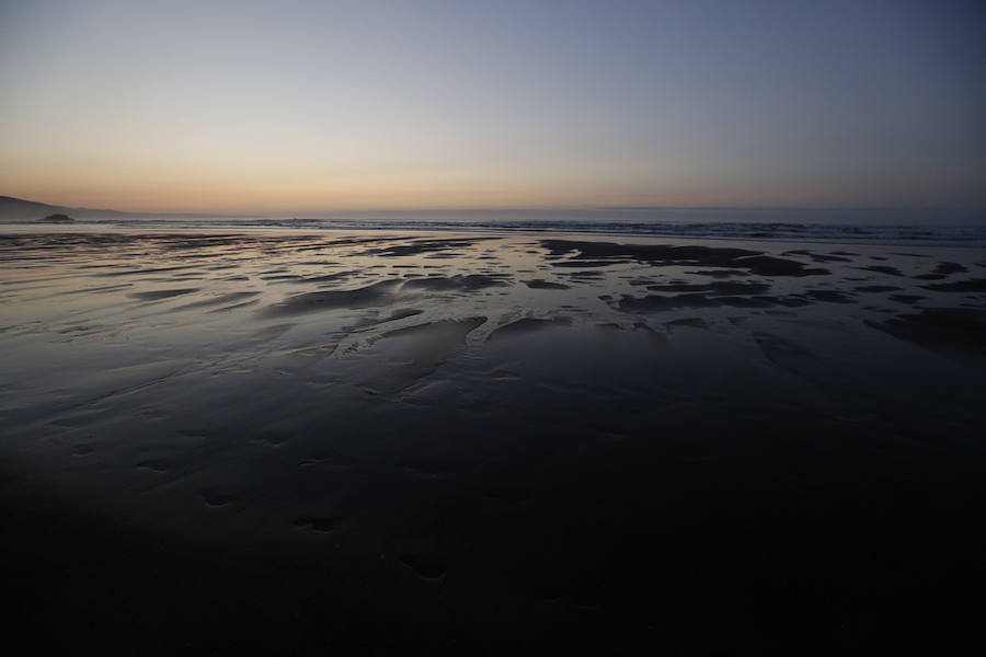 Acaba de decir un 'hasta el próximo año' pero sigue estando presente. Asturias no quiere cerrar aún el capítulo del buen tiempo y mucho menos quiere que se olviden sus momentos. En Gijón, Salinas o Bayas, en las Cuencas o en Oviedo. Cada imagen es un recurso