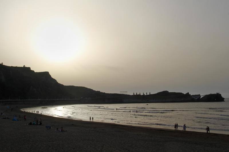 Acaba de decir un 'hasta el próximo año' pero sigue estando presente. Asturias no quiere cerrar aún el capítulo del buen tiempo y mucho menos quiere que se olviden sus momentos. En Gijón, Salinas o Bayas, en las Cuencas o en Oviedo. Cada imagen es un recurso