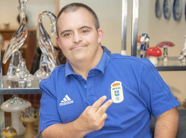 El futbolista azul Fer Álvarez, en su domicilio con un polo de su equipo.