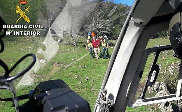 Evacúan a un ovetense que se sintió indispuesto cuando realizaba una ruta de montaña en Nava