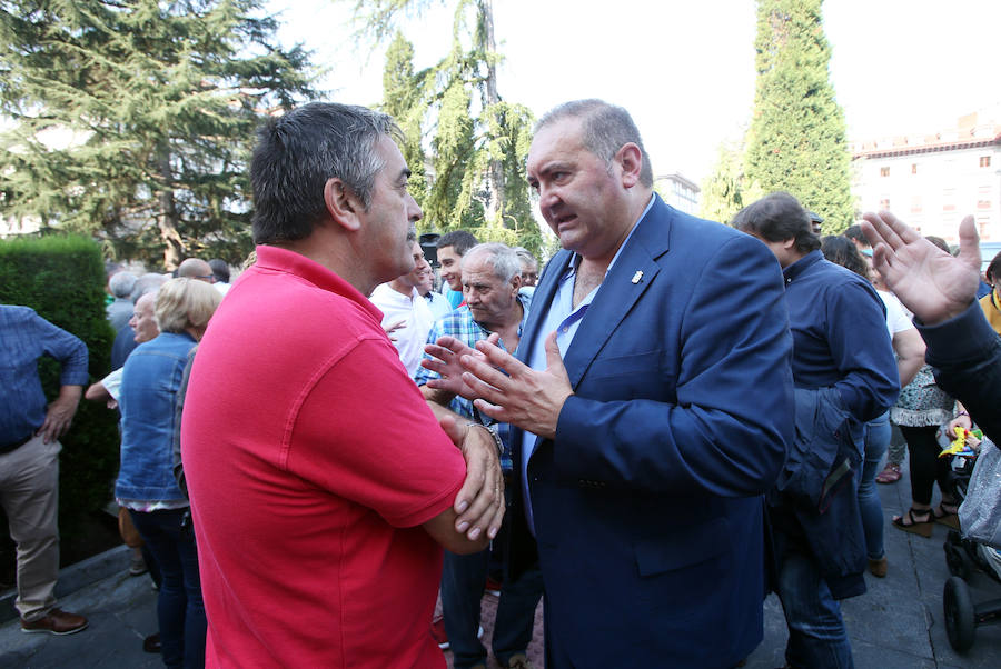 Representantes y miembros de IU se concentraron esta mañana ante Delegación de Gobierno en repulsa por el asesinato del concejal Javier Ardines y por las amenazas al equipo de gobierno de Riosa