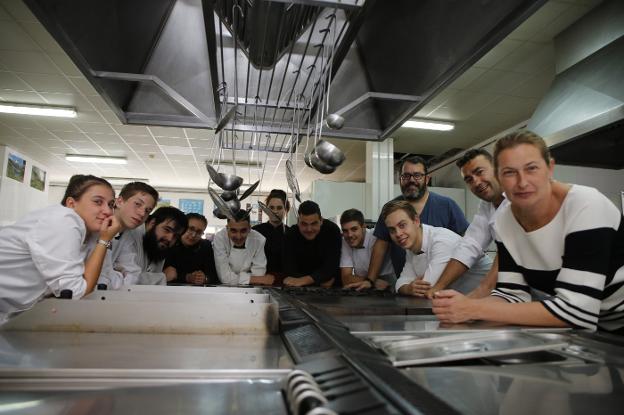 Alumnos y profesores de la escuela allerana. 