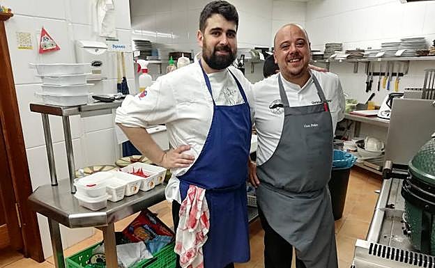 Pello Noriega y Christian de Diego, en la cocina de Castru El Gaiteru.