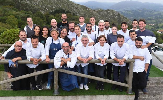 El pasado lunes, cocineros llegados de diferentes puntos de España cocinaron con los Manzano en Casa Marcial. 