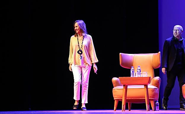 María Dueñas elogia los valores de la emigración española a EE UU