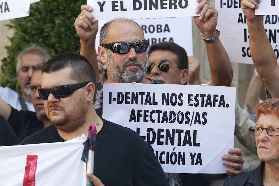 Tras tres meses de lucha para conseguir que se repare la estafa de la que han sido victimas, los afectados por el cierre de iDental afirman empezar a estar «cansados de las buenas palabras»