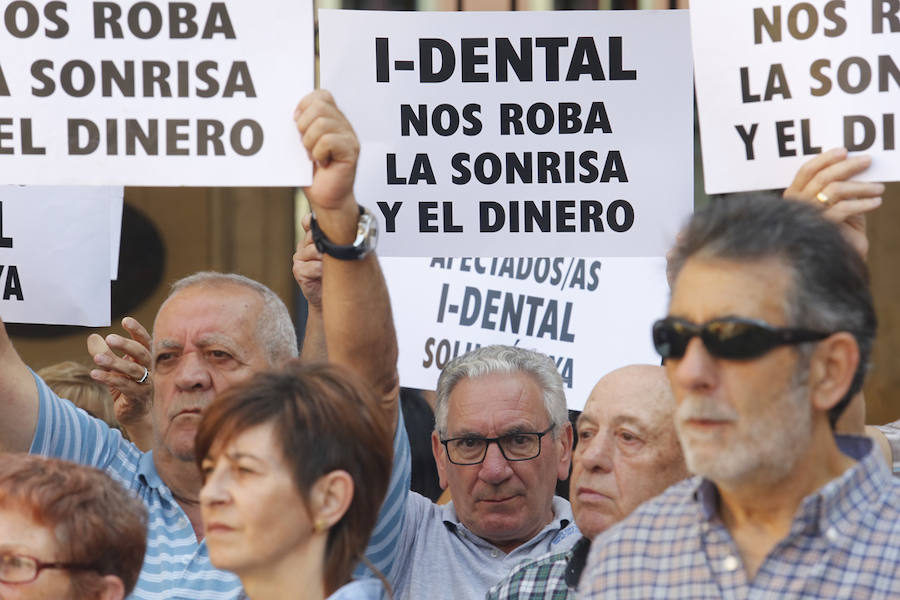 Tras tres meses de lucha para conseguir que se repare la estafa de la que han sido victimas, los afectados por el cierre de iDental afirman empezar a estar «cansados de las buenas palabras»