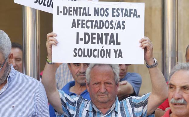 Afectados por el fraude de iDental, concentrados este jueves en la plaza Mayor de Gijón. 