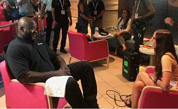 Shaquille O'Neal pide matrimonio a la periodista Lucía Villalón en plena entrevista en Univisión