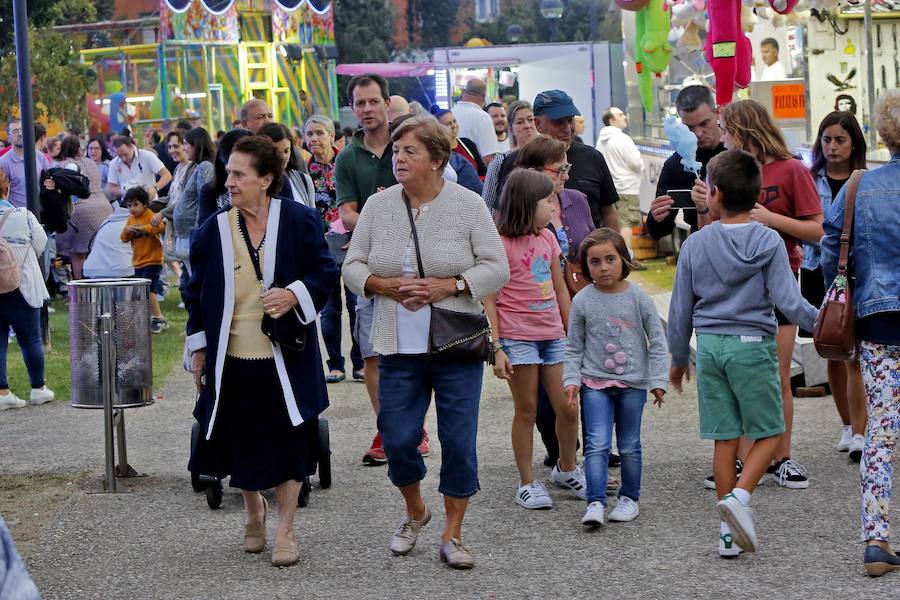 Mucha música en el barrio gijonés, que comenzó las celebraciones con el pregón de la Agrupación Artística Gijonesa.