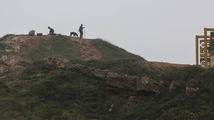 Policía, Bomberos y Guardia Civil rastrean por tierra y mar para localizar a los desaparecidos, dos vecinos de Oviedo y Avilés