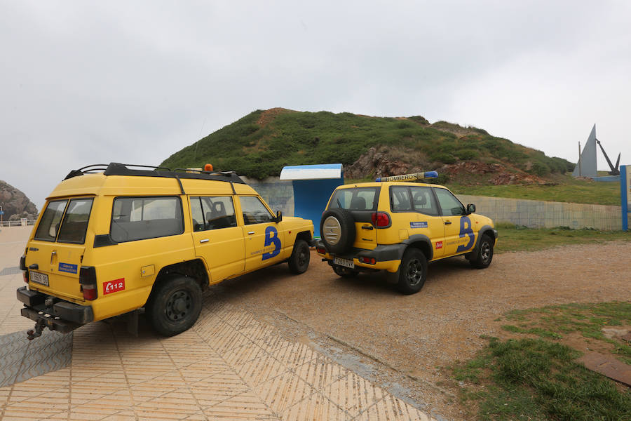 Policía, Bomberos y Guardia Civil rastrean por tierra y mar para localizar a los desaparecidos, dos vecinos de Oviedo y Avilés