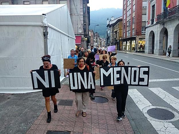 Los manifestantes recorrieron las calles de Infiesto. 