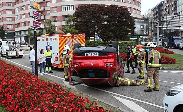 Sanitarios, agentes de la Policía Local y Bomberos durante la excarcelació ndel conductor que finalmente resultó herido leve. 