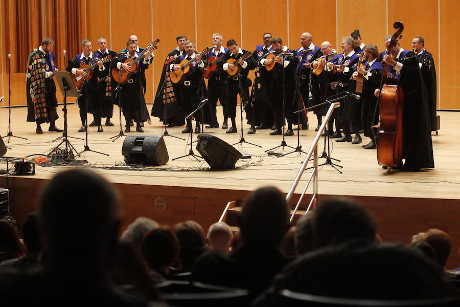 El Auditorio Príncipe Felipe de la capital asturiana acogió el XXIII Encuentro de Estudiantinas, en el que la mítica 'Clavelitos' resonó entre piropos.