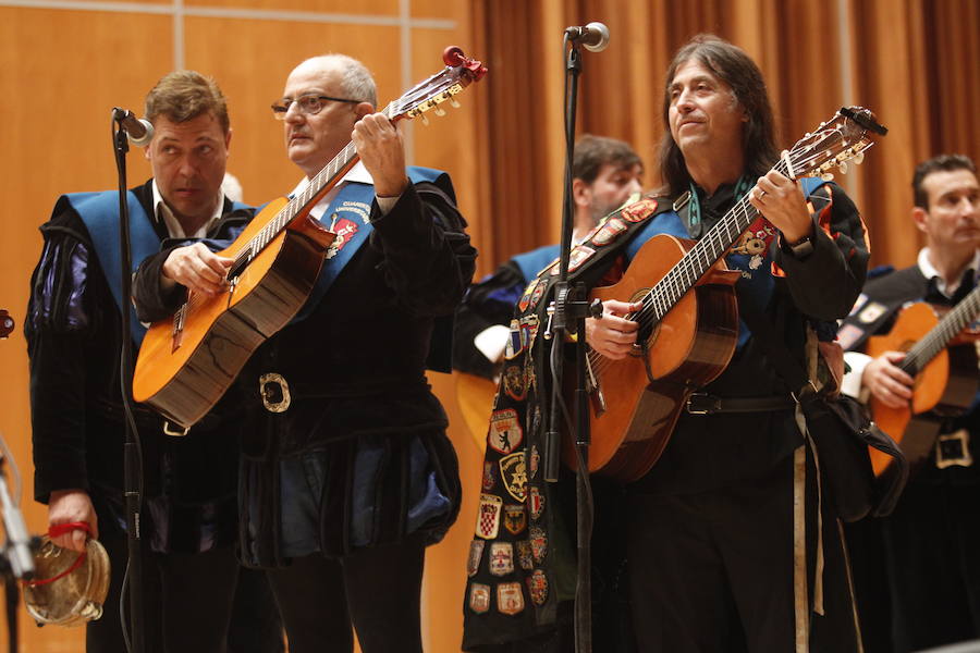 El Auditorio Príncipe Felipe de la capital asturiana acogió el XXIII Encuentro de Estudiantinas, en el que la mítica 'Clavelitos' resonó entre piropos.