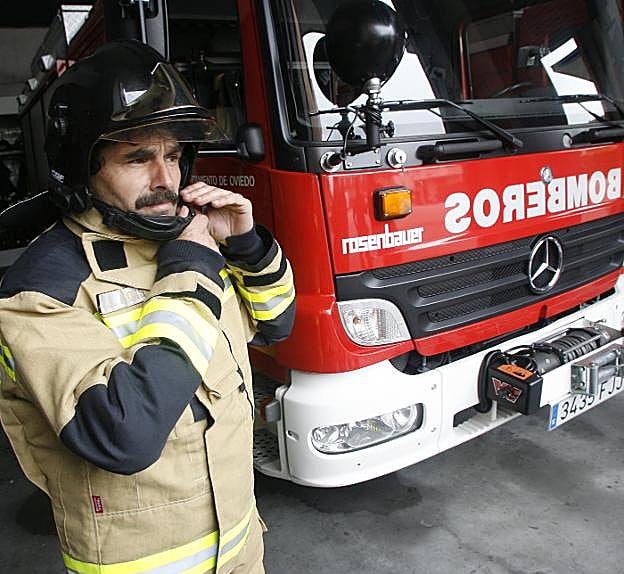 Un bombero en una de las exhibiciones del servicio. 
