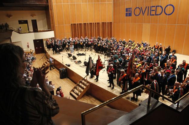 Todas las agrupaciones se subieron al escenario para cantar juntas al final de la jornada. 