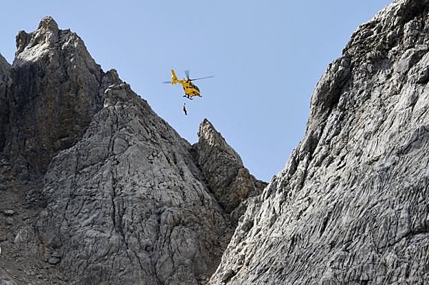 Los bomberos del SEPA, durante el traslado de un hombre que se despeño sesenta metros en Picos este jueves. 