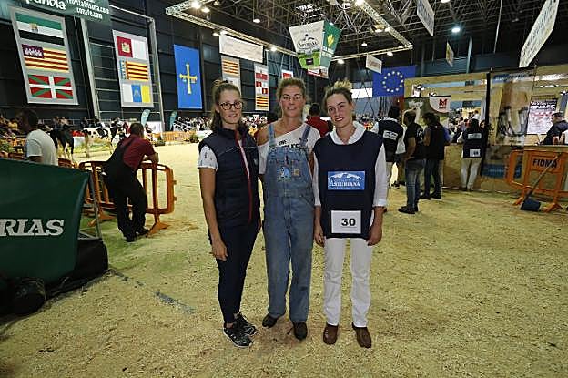 Las hermanas Vanesa, Alejandra y Cristina Carro Iglesias, en el pabellón central que acoge el concurso de vacas frisonas. 