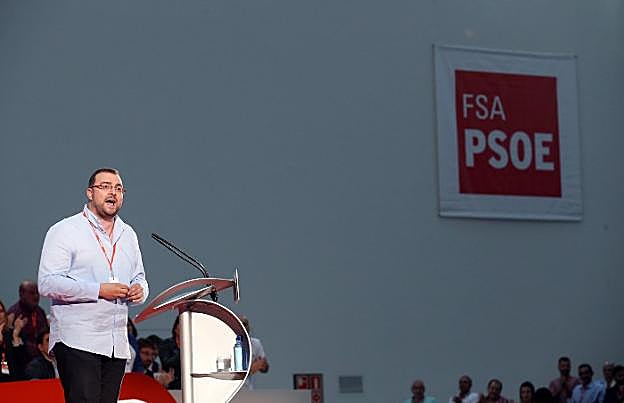 Barbón interviene en el congreso de la Federación Socialista Asturiana, hace ahora justo un año. 