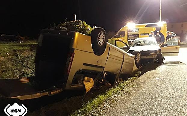 El turismo volcó tras la colisión.