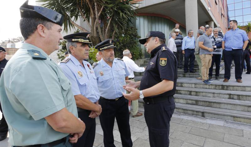 La ceremonia se ha desarrollado a las puertas de la Comisaría de Gijón, donde se ha depositado una corona de laurel en un monolito en memoria de todos los policías fallecidos.