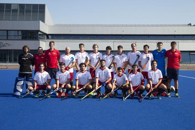 La plantilla del primer equipo sénior del Grupo de hockey hierba, con sus técnicos Miguel Lomas y Pablo Blanco. 