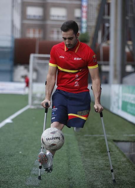 Imagen - El futbolista, con la elástica nacional, golpea el balón sobre el césped del campo de Ganzábal.
